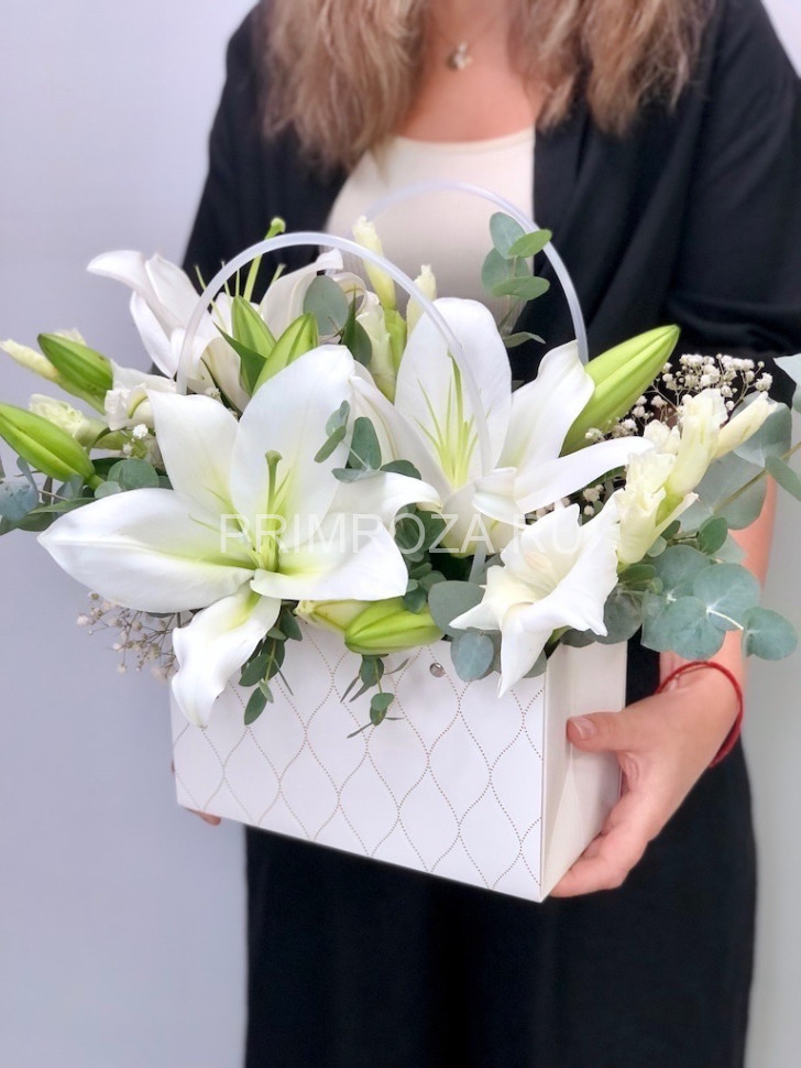 Сумочка с лилиями #7334 Flowers delivery Vladivostok