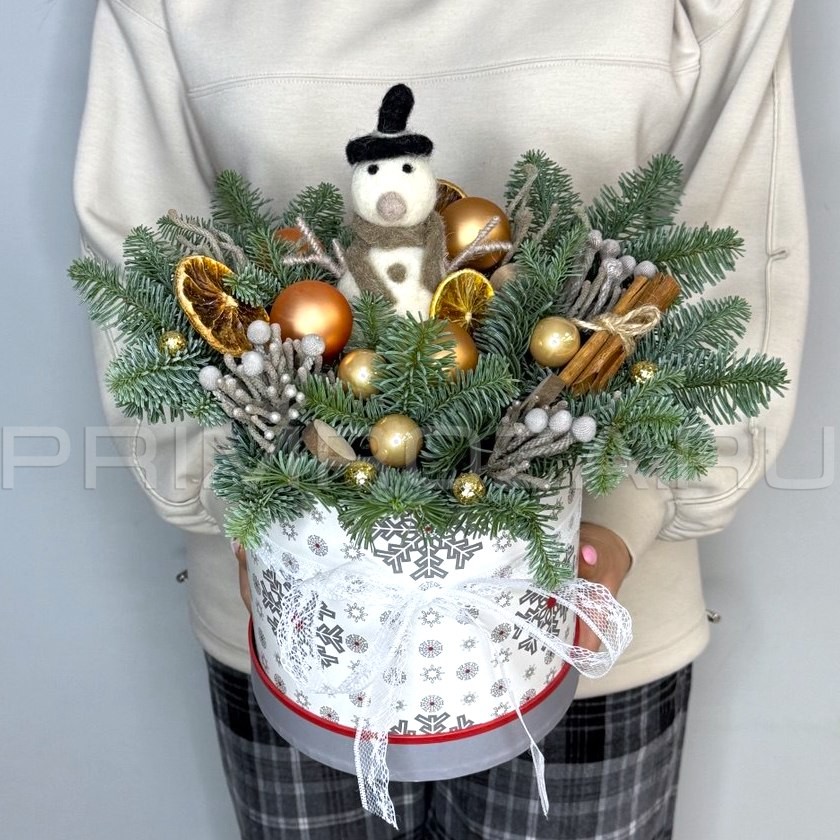 Christmas arrangement in a decorative box #NY9850 Flowers delivery Vladivostok