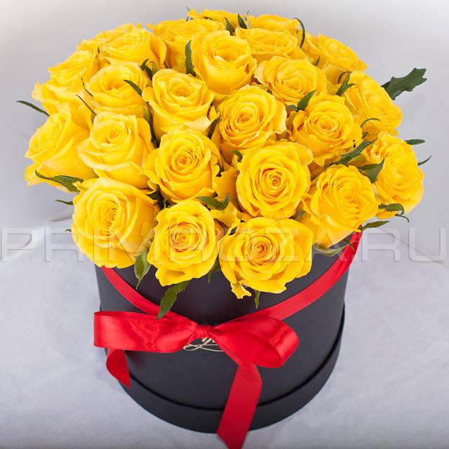 Bouquet of yellow roses in a hat box #R00601