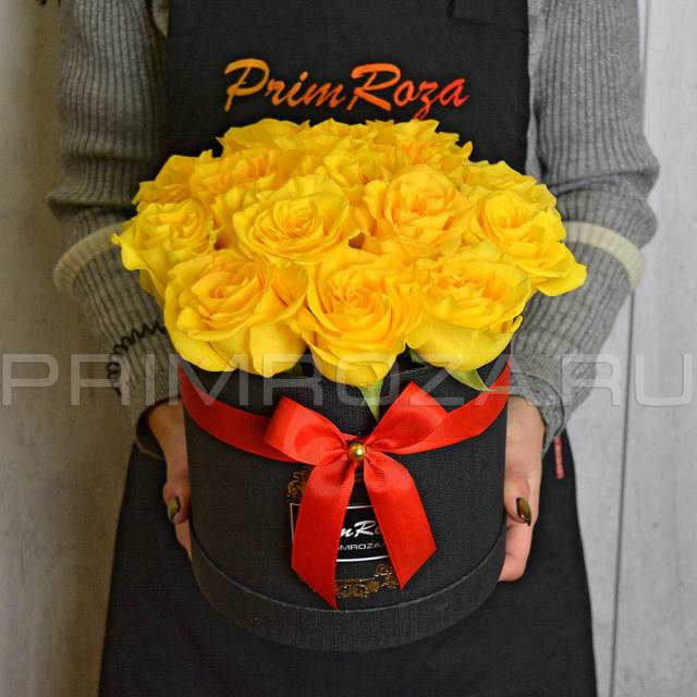 Bouquet of yellow roses in a hat box #R00601
