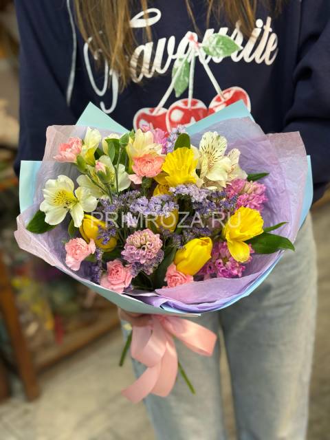 Букет с нарцисами и тюльпанами