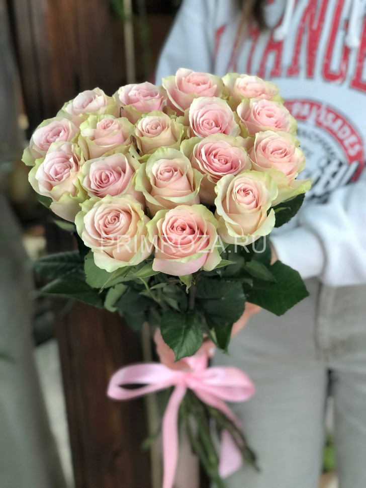Bouquet of 17 roses Ecuador #H6889 Flowers delivery Vladivostok