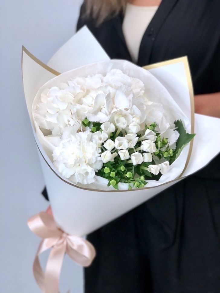 Букет с белоснежной гортензией и бувардией  Flowers delivery Vladivostok