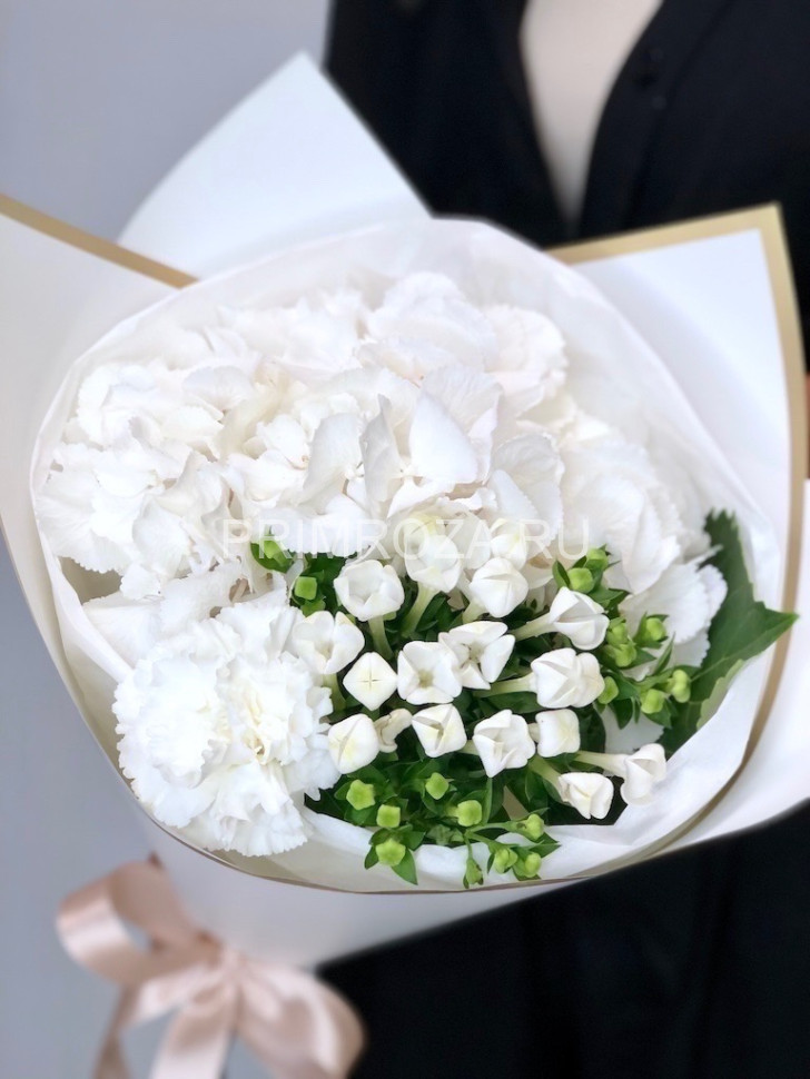 Букет с белоснежной гортензией и бувардией  Flowers delivery Vladivostok