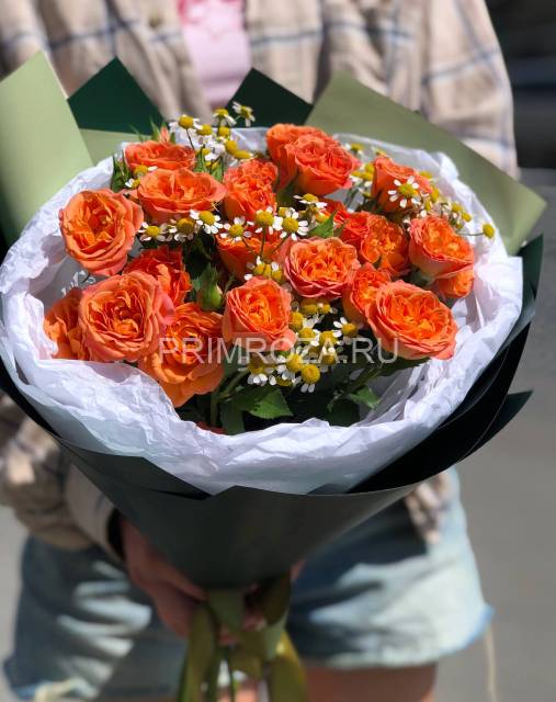 Букет огненых кустовых роз с матрикарией 