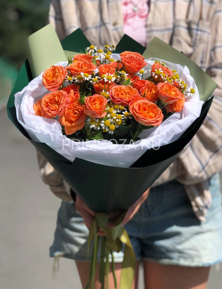Букет огненых кустовых роз с матрикарией  Flowers delivery Vladivostok