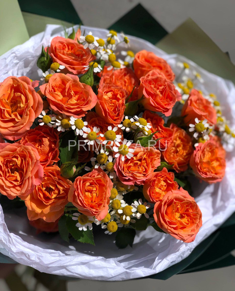 #DV008 Букет огненных кустовых роз с матрикарией Flowers delivery Vladivostok