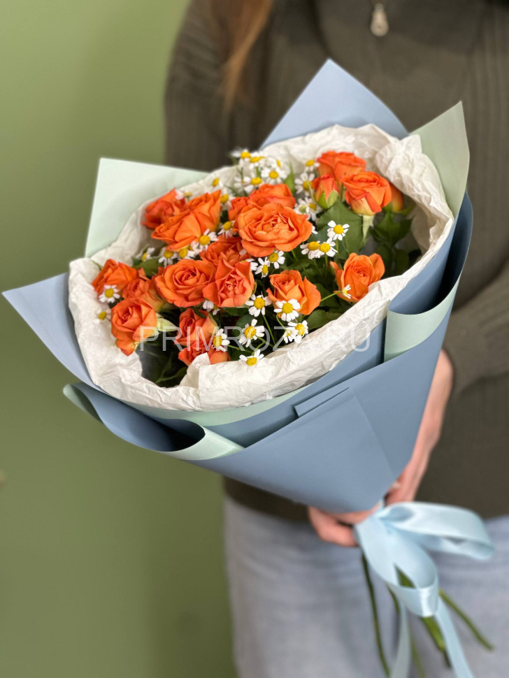 #DV008 Букет огненных кустовых роз с матрикарией Flowers delivery Vladivostok