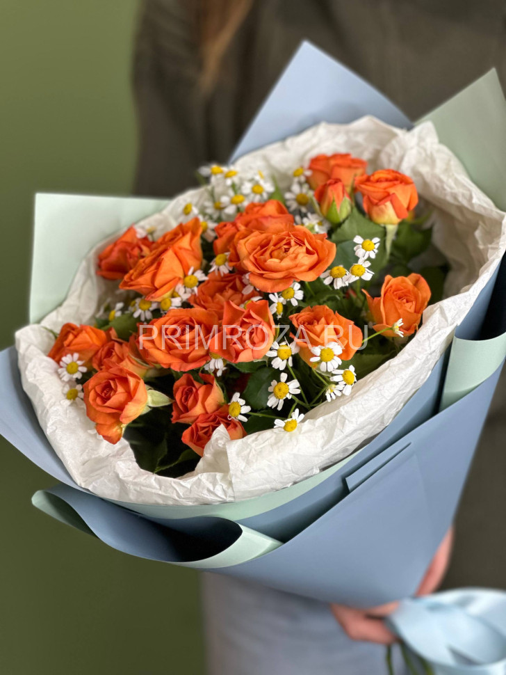 #DV008 Букет огненных кустовых роз с матрикарией Flowers delivery Vladivostok