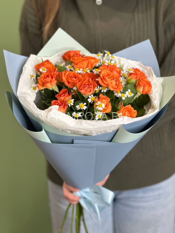 #DV008 Букет огненных кустовых роз с матрикарией Flowers delivery Vladivostok