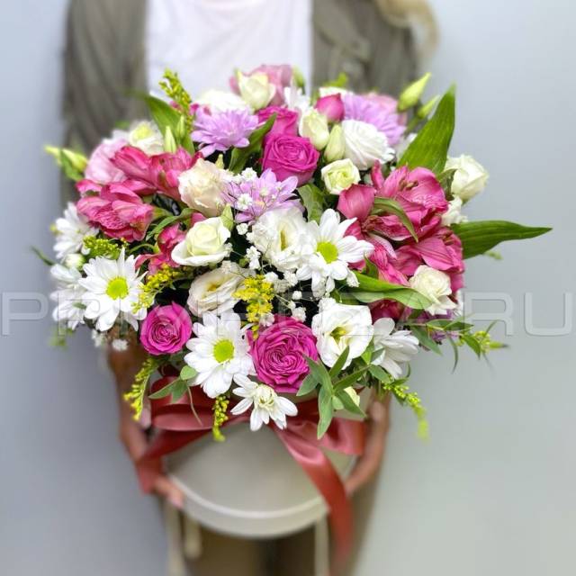 Prefabricated bouquet in a decorative box #A1976