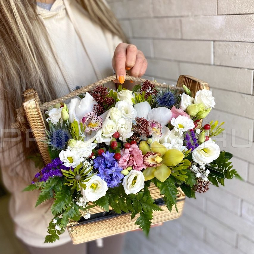 Bouquet in decorative box #R5830 Flowers delivery Vladivostok