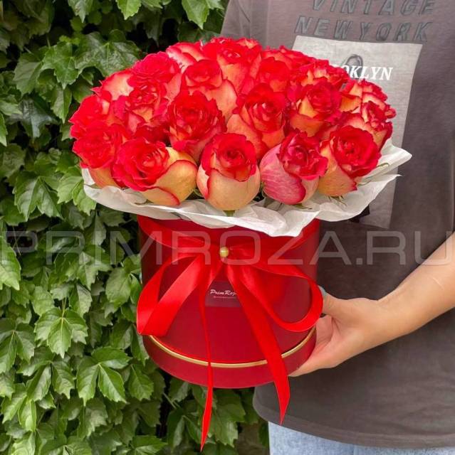 Bouquet of 25 roses in a decorative box #A9416