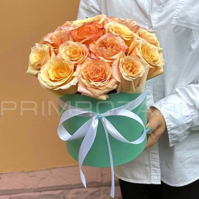 Peony-shaped roses in an aquabox #R1254