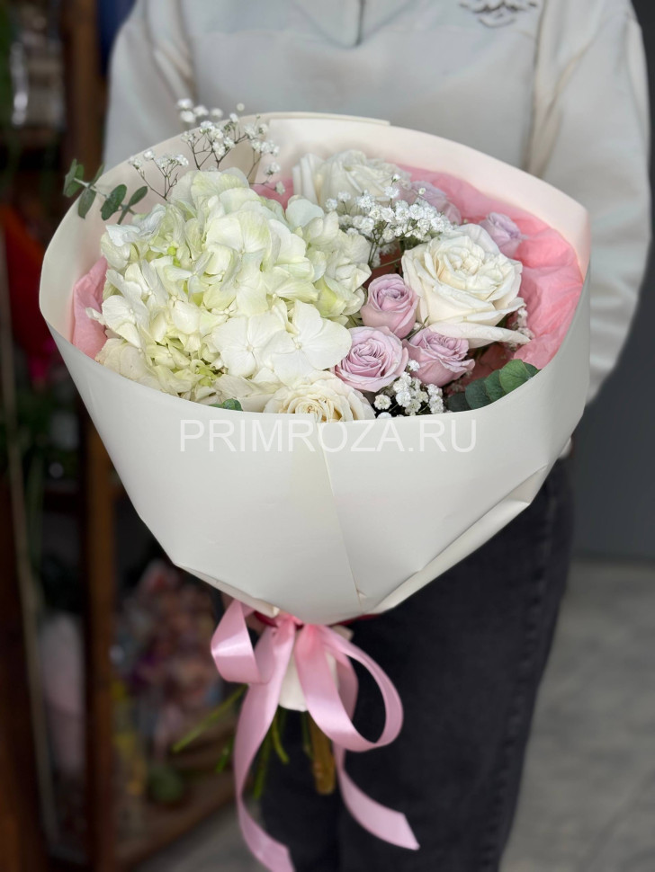 Букет с белой гортензией Flowers delivery Vladivostok