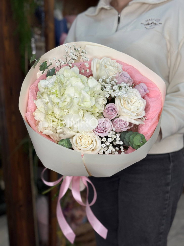 Букет с белой гортензией Flowers delivery Vladivostok