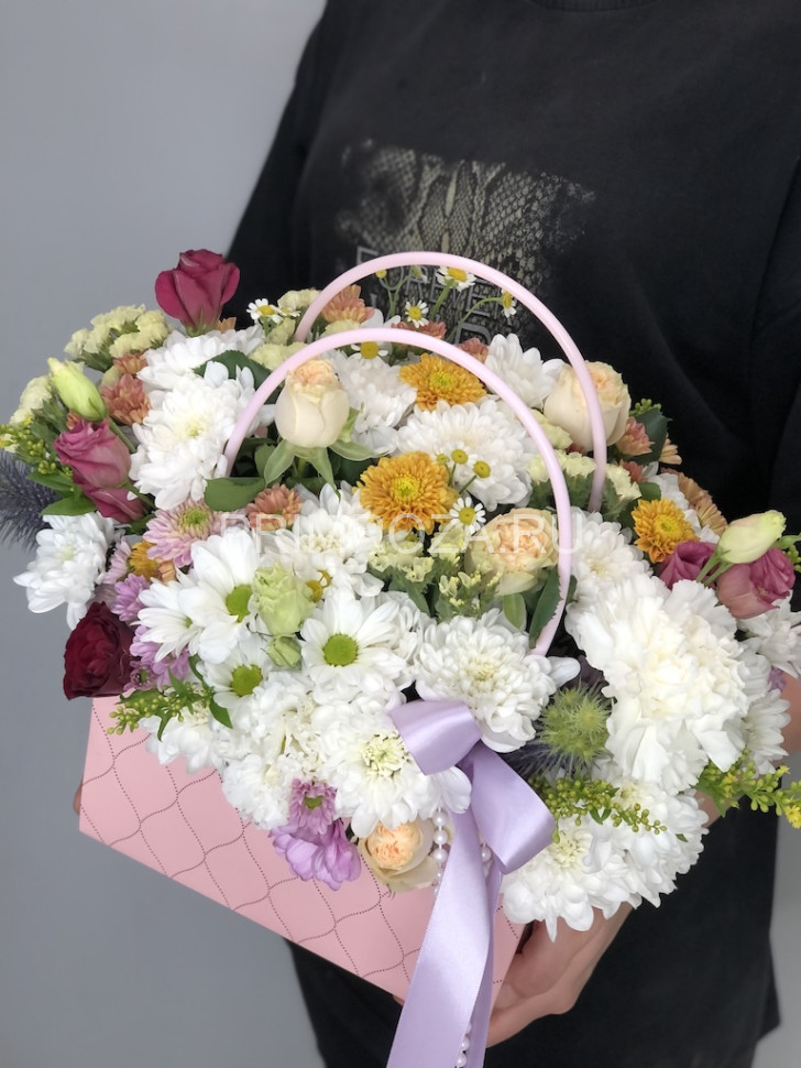 Цветочная композиция из хризантем и эустомы в стильной сумочке #7359 Flowers delivery Vladivostok