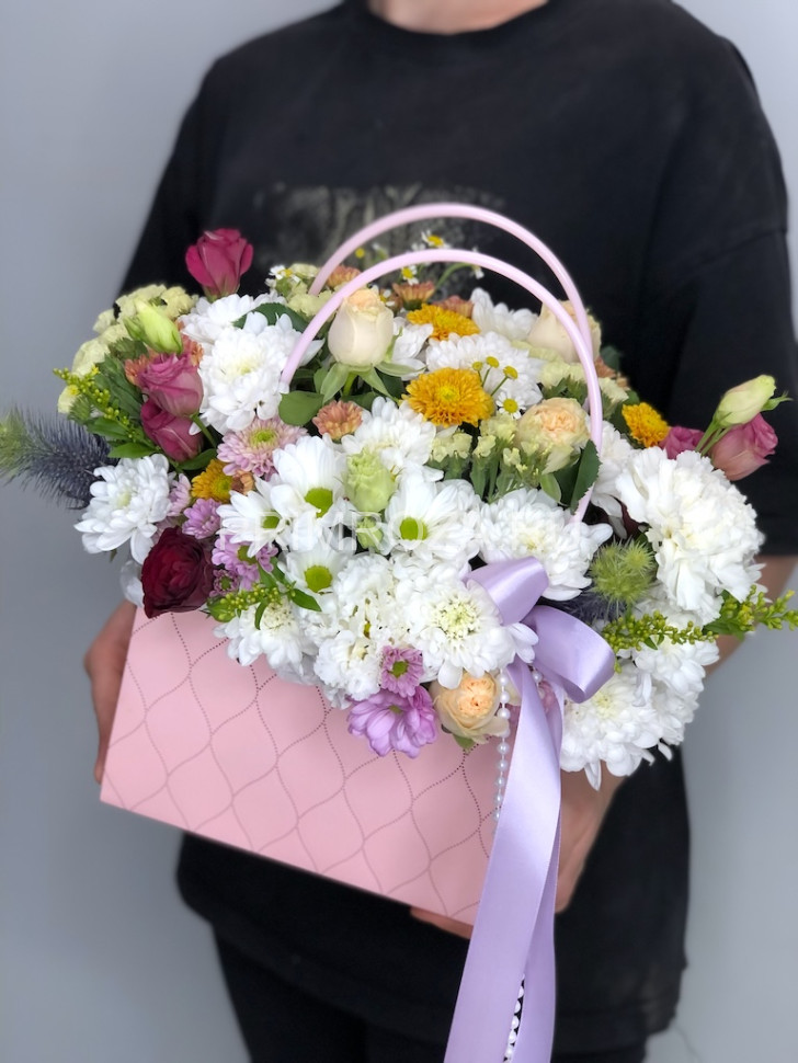 Цветочная композиция из хризантем и эустомы в стильной сумочке #7359 Flowers delivery Vladivostok