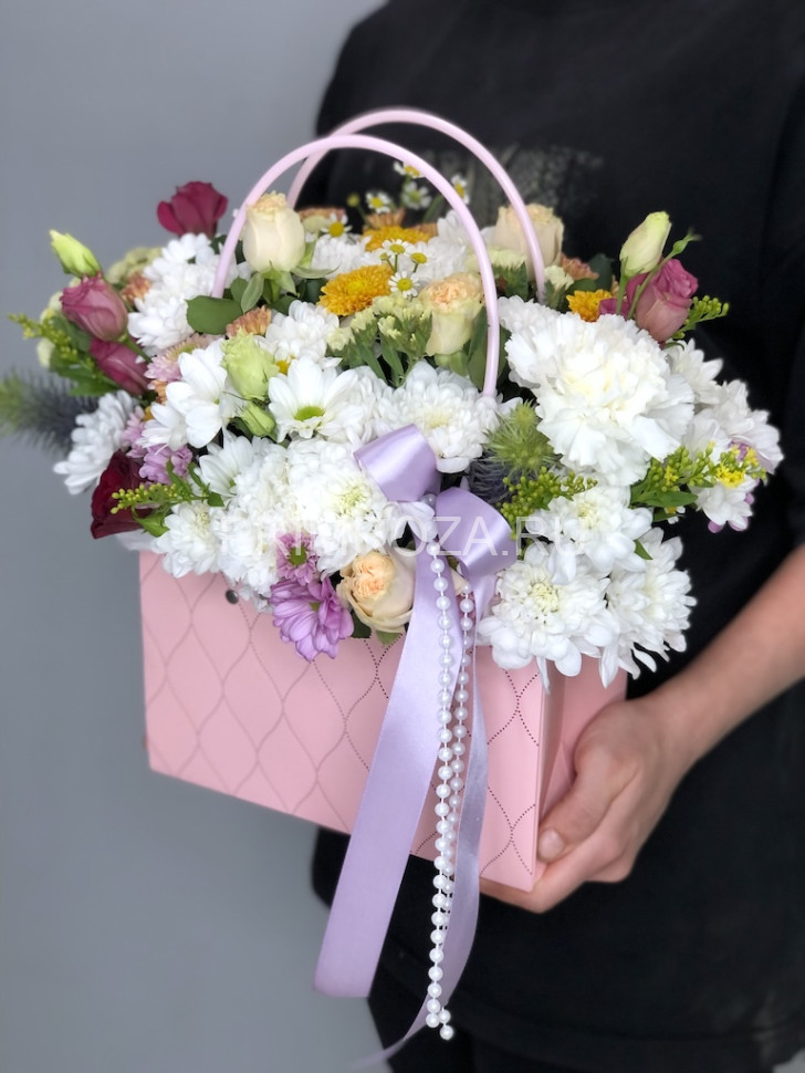 Цветочная композиция из хризантем и эустомы в стильной сумочке #7359 Flowers delivery Vladivostok
