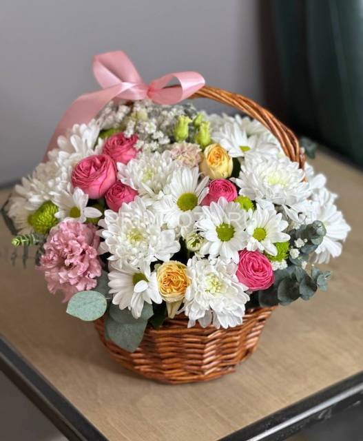 Сборный букет в декоративной корзине #A2052
