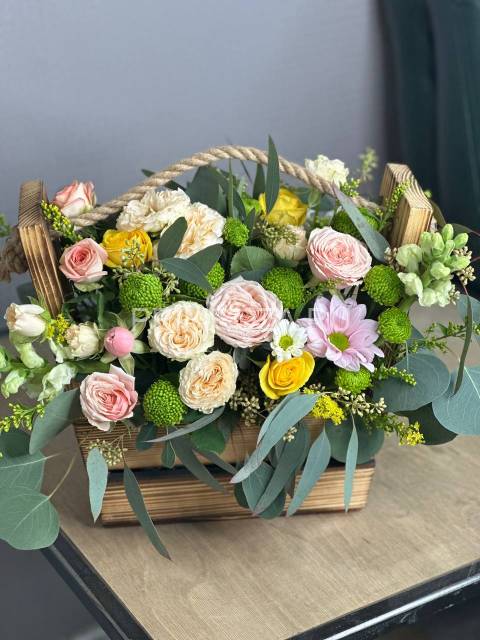 Сборный букет в декоративной корзине #A2052