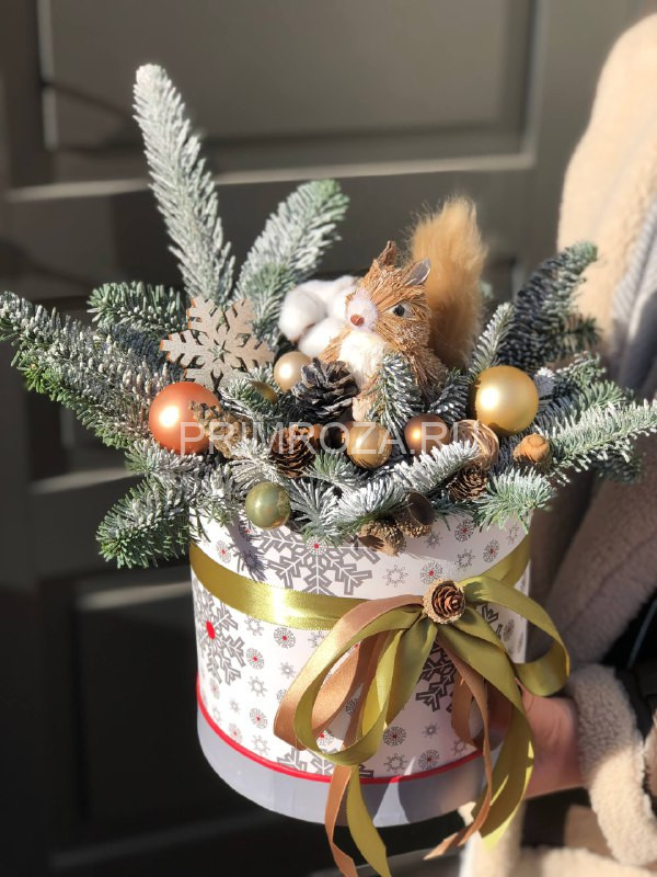 Новогодняя композиция в декоративной коробке #NY0621 Flowers delivery Vladivostok