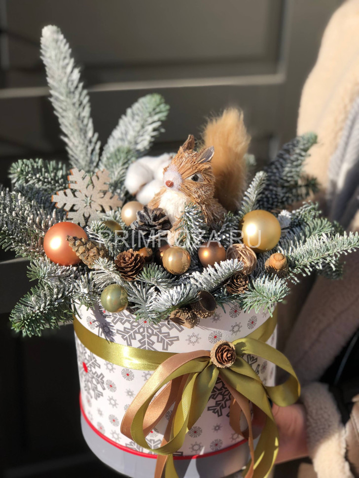 Новогодняя композиция в декоративной коробке #NY0621 Flowers delivery Vladivostok