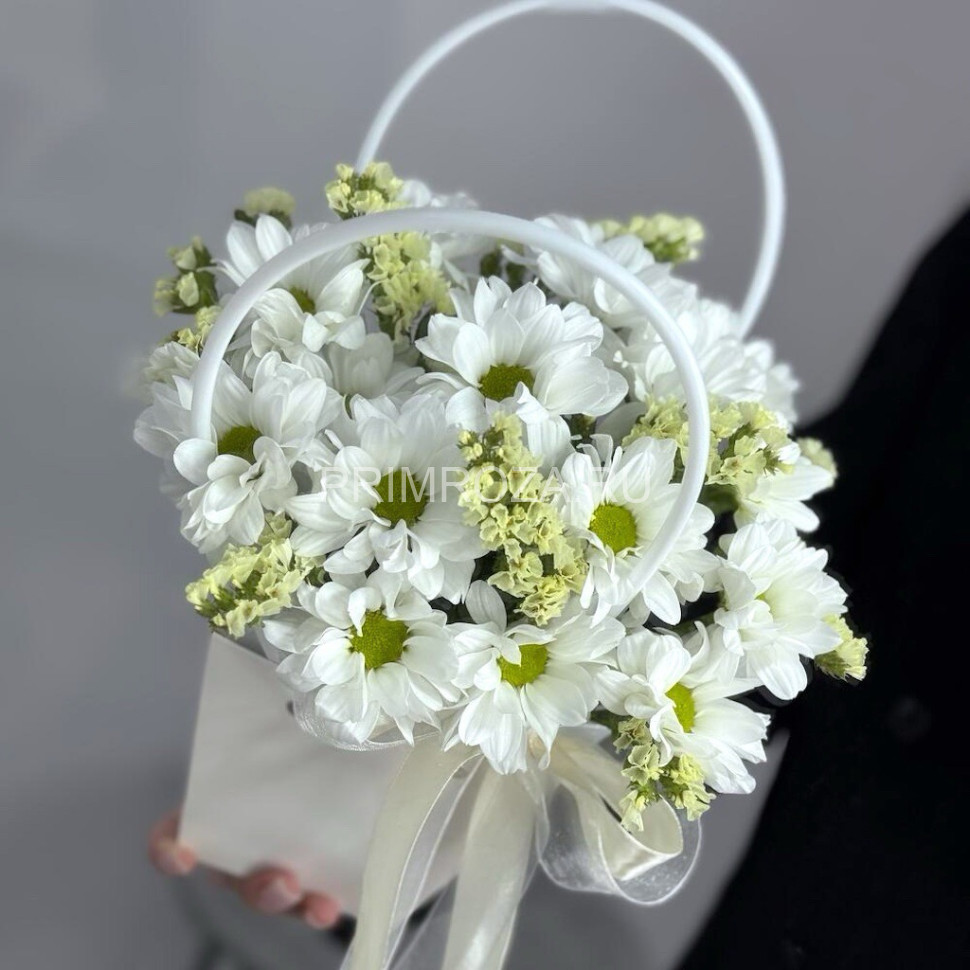 Сумочка с ромашковыми хризантемами и статицей #7364 Flowers delivery Vladivostok