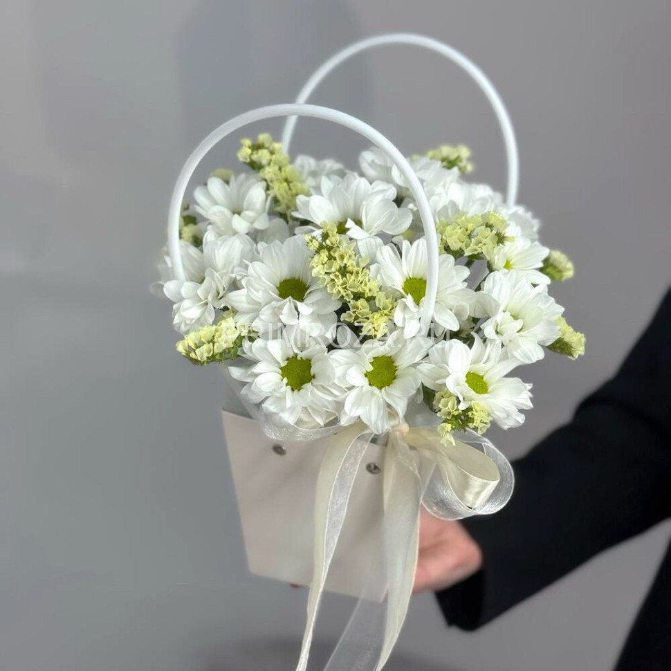 Сумочка с ромашковыми хризантемами и статицей #7364 Flowers delivery Vladivostok