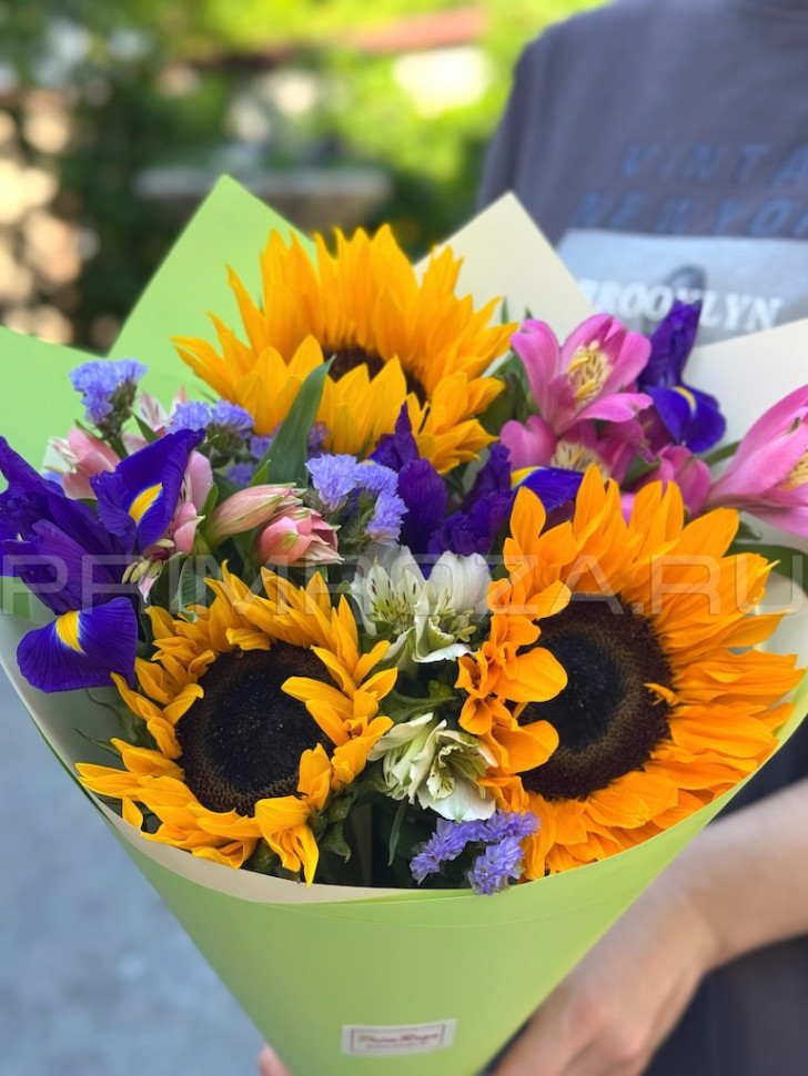 Букет с подсолнухами и ирисами  Flowers delivery Vladivostok