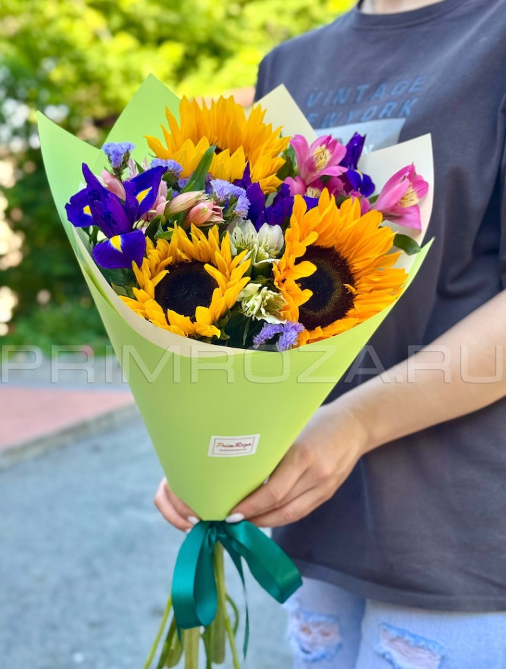 Букет с подсолнухами и ирисами  Flowers delivery Vladivostok