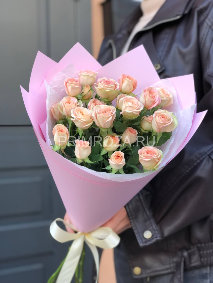 Букет-комплимент из 5 кустовых роз Flowers delivery Vladivostok