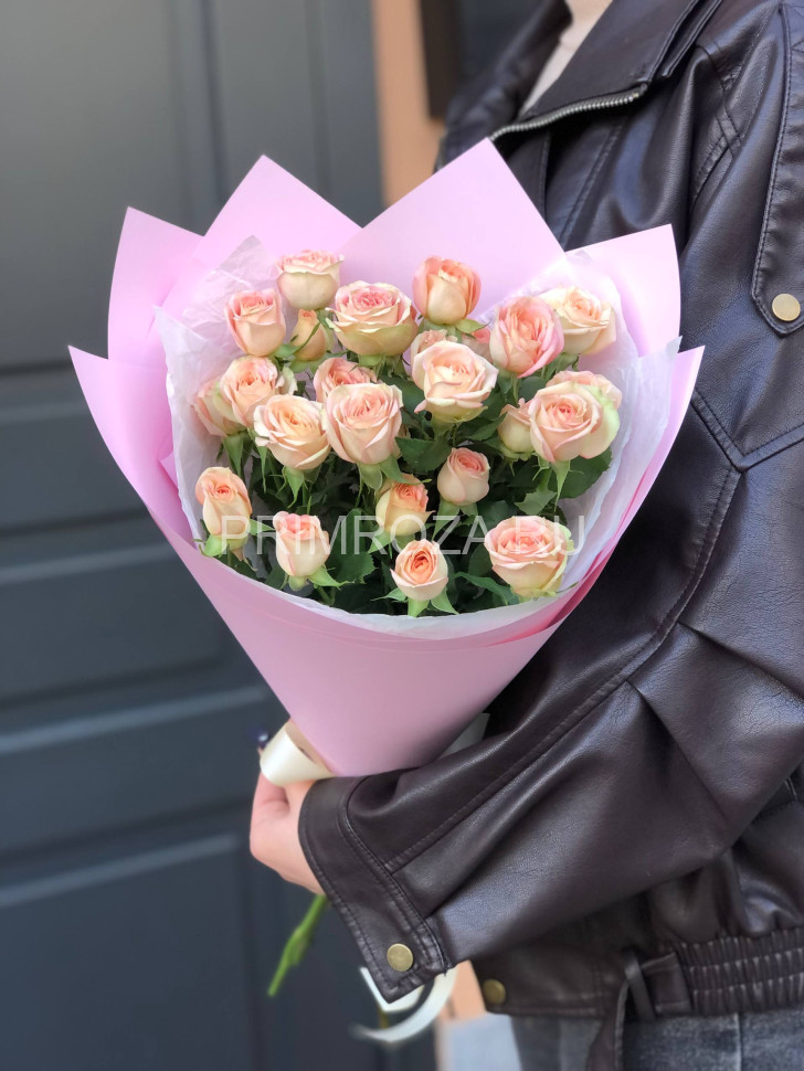 Букет-комплимент из 5 кустовых роз Flowers delivery Vladivostok